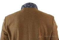 Casaco masculino de inverno, modelo trench coat 3/4, com estampa espinha de peixe, acabamento em veludo e botões - cor bege.
