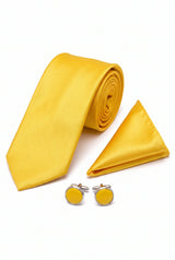 Conjunto masculino de gravata amarela com lenço de bolso e abotoaduras.