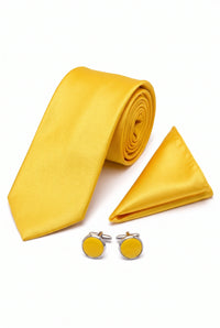 Conjunto masculino de gravata amarela com lenço de bolso e abotoaduras.