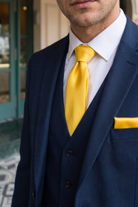 Conjunto masculino de gravata amarela com lenço de bolso e abotoaduras.