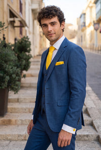 Conjunto masculino de gravata amarela com lenço de bolso e abotoaduras.