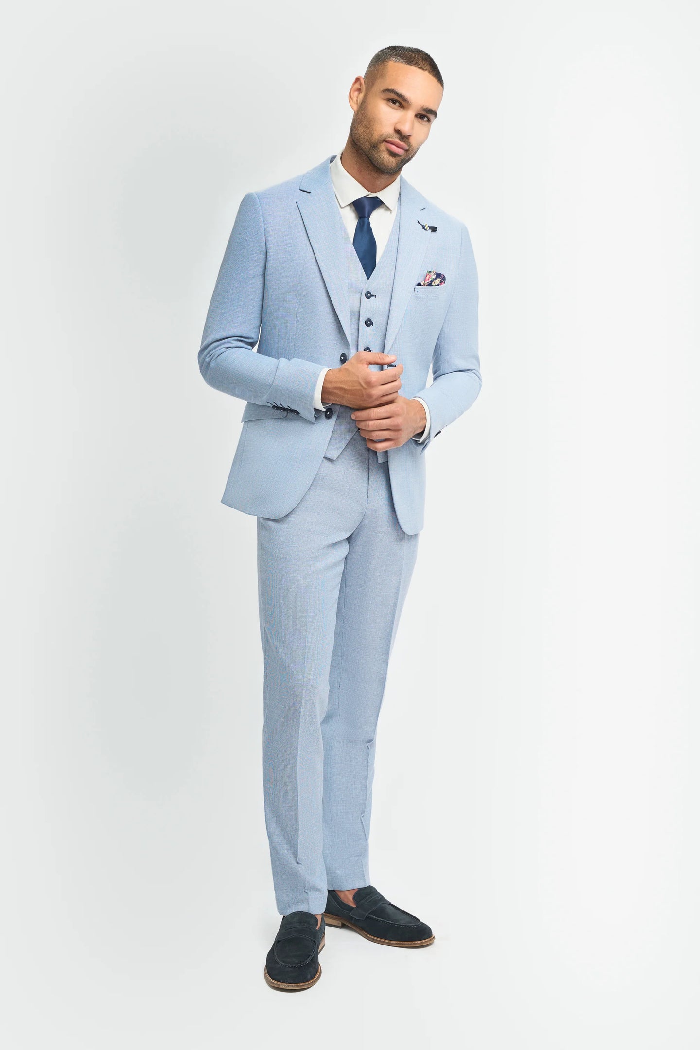 Terno masculino de 3 peças azul claro, linho, corte sob medida, ideal para casamento e formatura. Clássico.