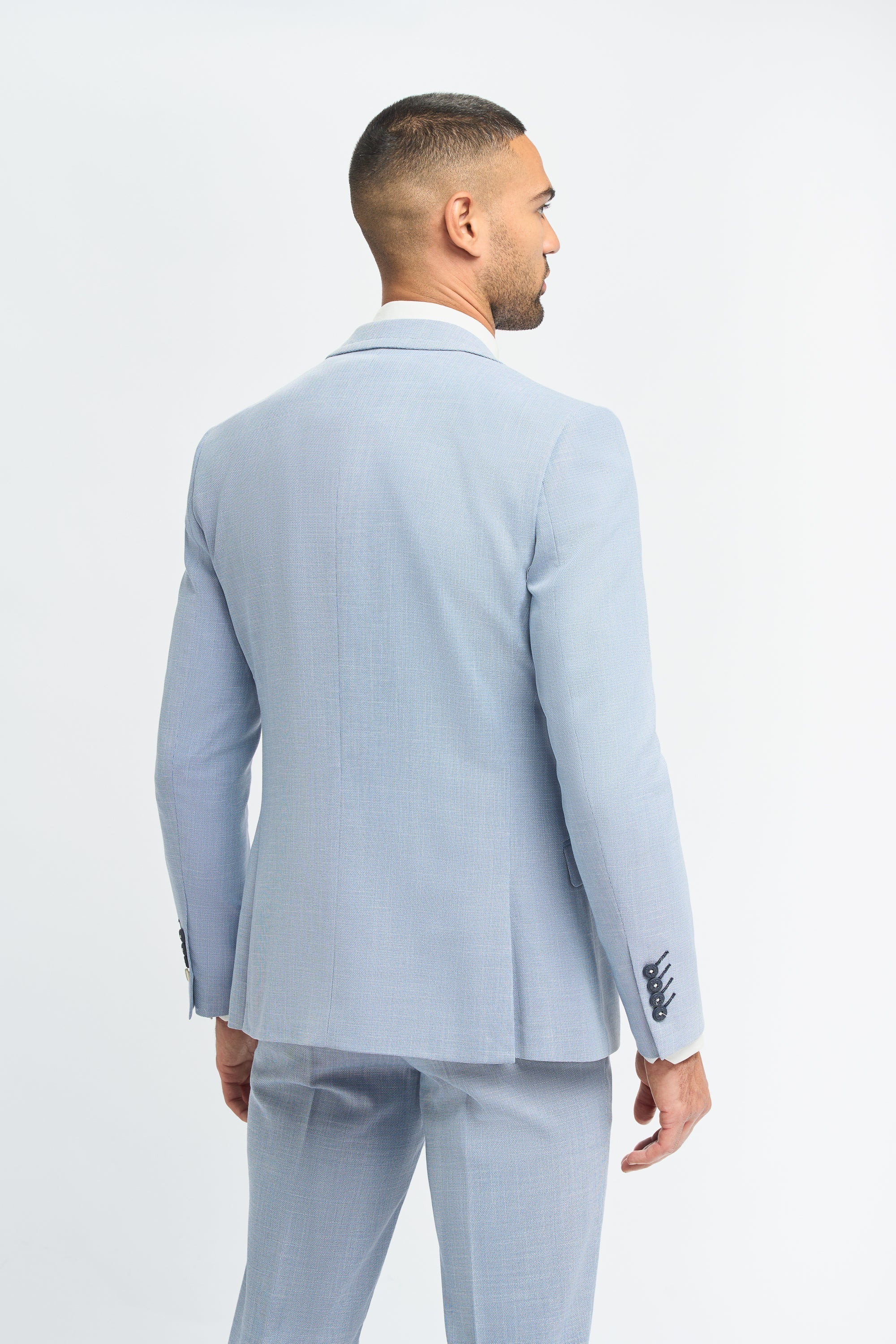 Terno masculino de 3 peças azul claro, linho, corte sob medida, ideal para casamento e formatura. Clássico.