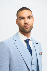 Terno masculino de 3 peças azul claro, linho, corte sob medida, ideal para casamento e formatura. Clássico.