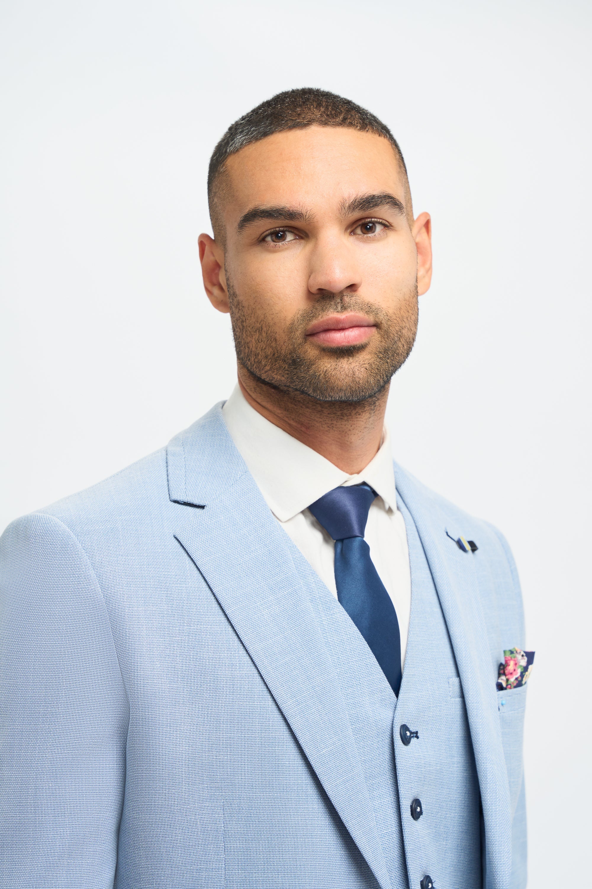 Terno masculino de 3 peças azul claro, linho, corte sob medida, ideal para casamento e formatura. Clássico.