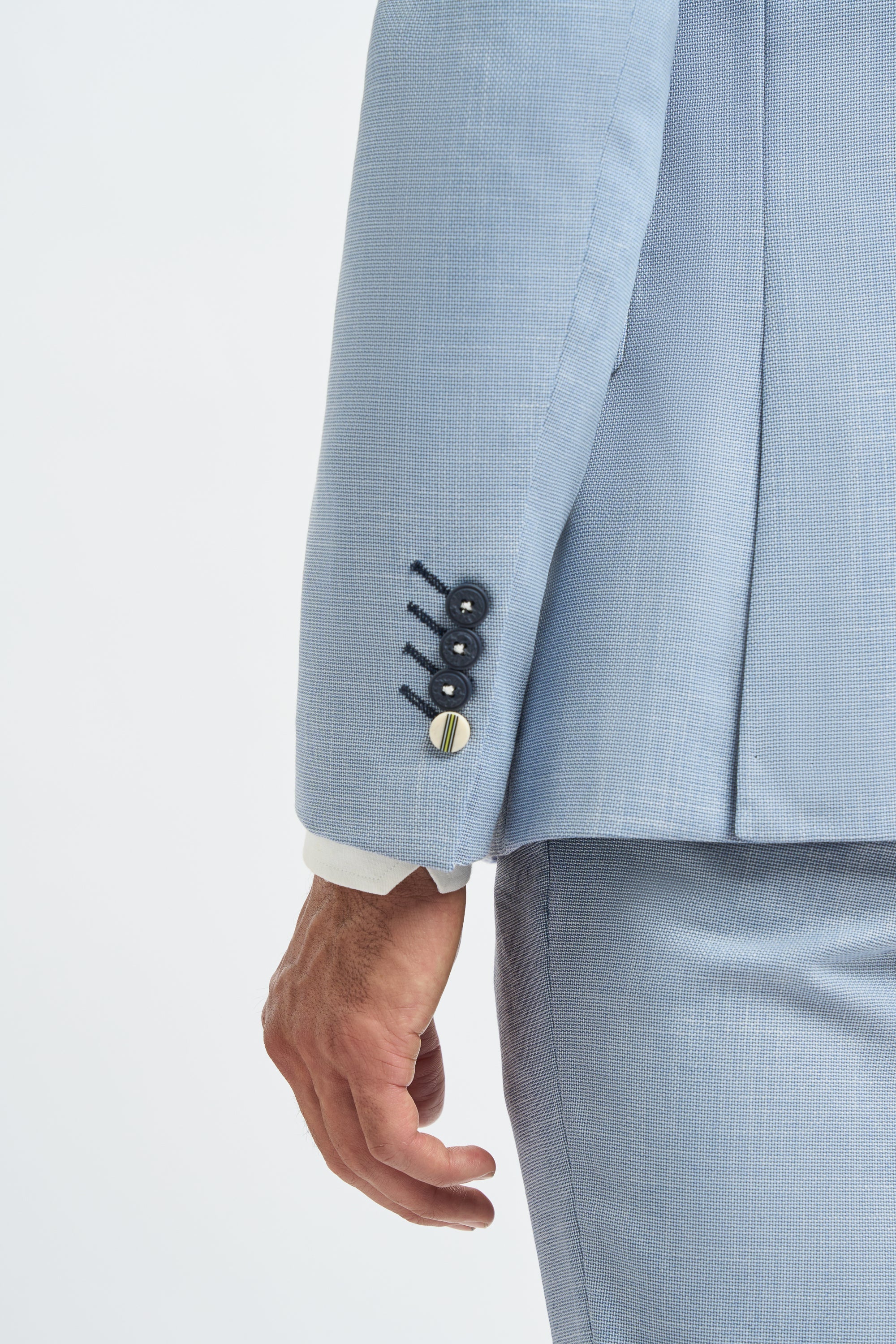 Terno masculino de 3 peças azul claro, linho, corte sob medida, ideal para casamento e formatura. Clássico.