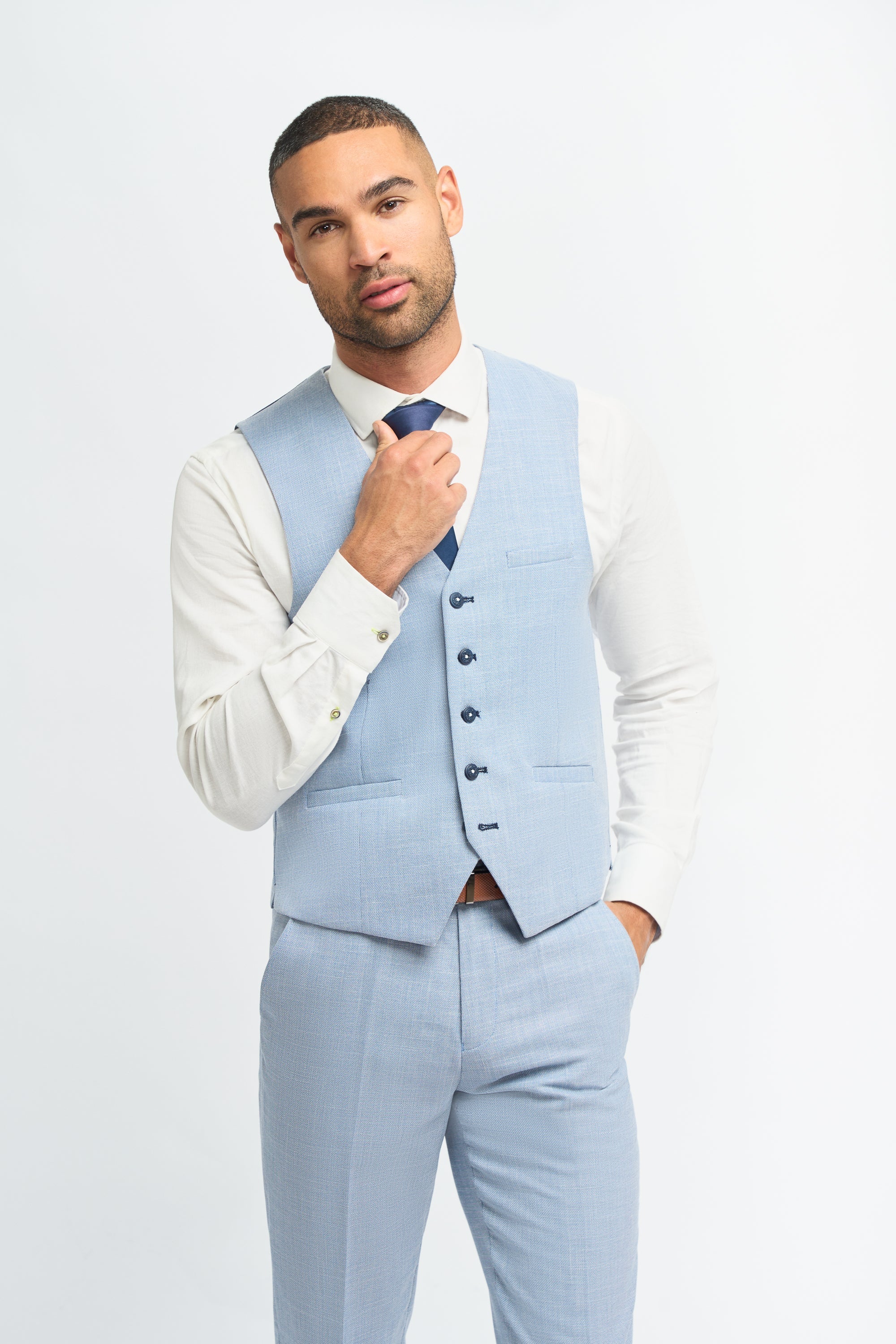 Terno masculino de 3 peças azul claro, linho, corte sob medida, ideal para casamento e formatura. Clássico.