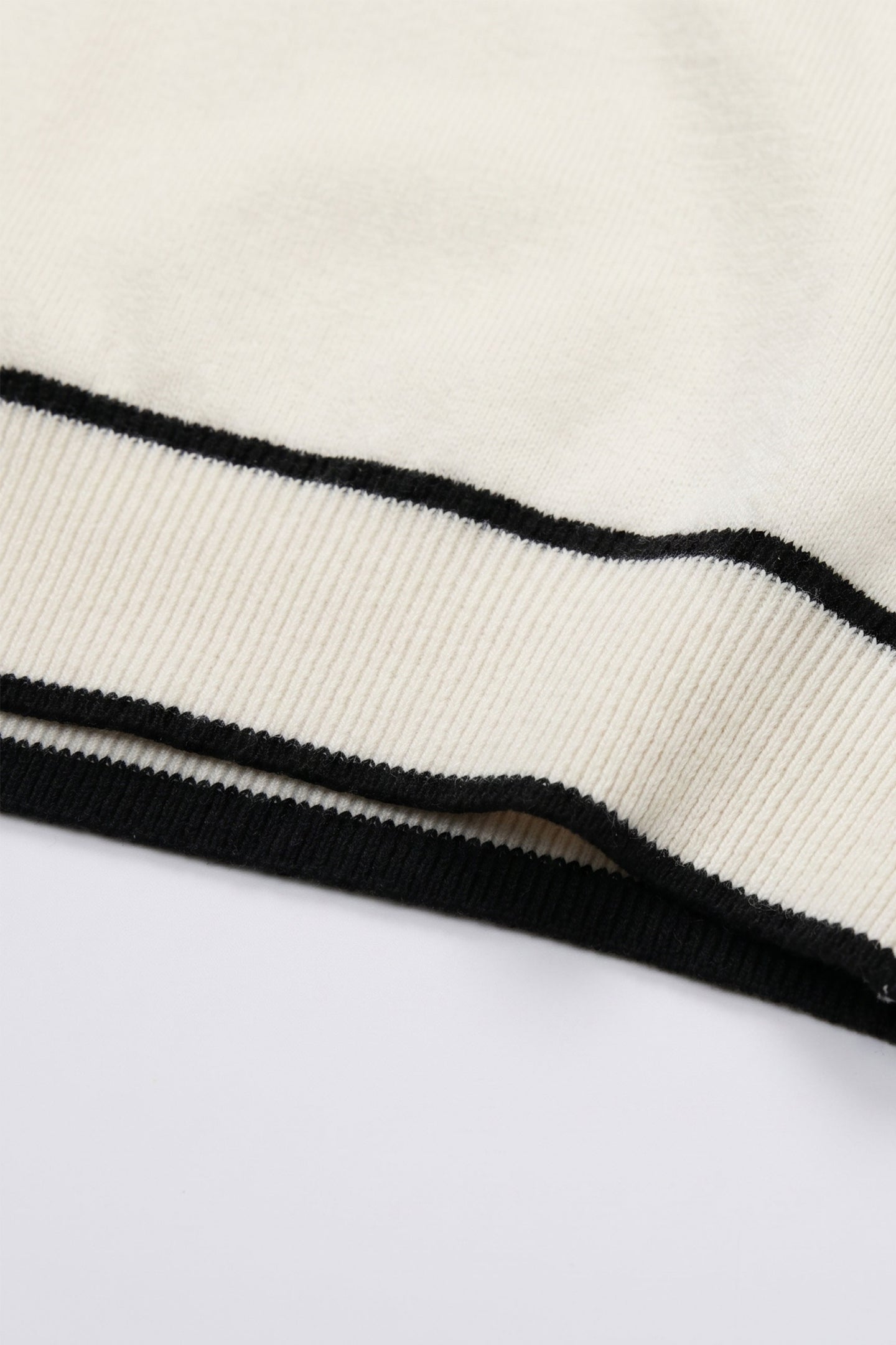 Camiseta masculina Off White de malha, corte regular, gola redonda com detalhes contrastantes.