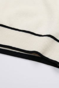 Camiseta masculina Off White de malha, corte regular, gola redonda com detalhes contrastantes.