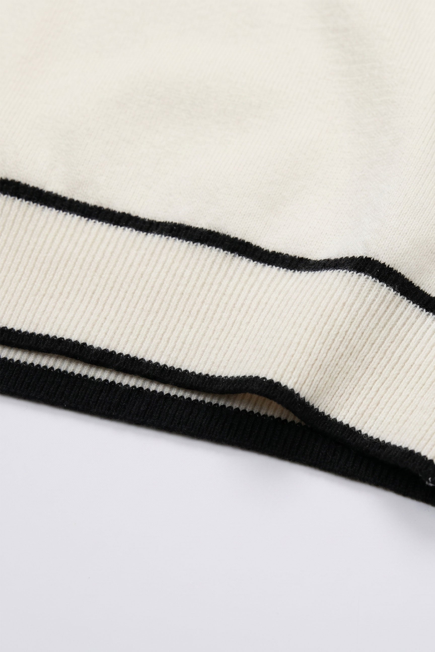 Camiseta masculina Off White de malha, corte regular, gola redonda com detalhes contrastantes.