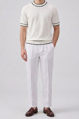 Camiseta masculina Off White de malha, corte regular, gola redonda com detalhes contrastantes.