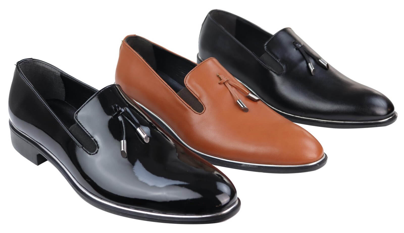 Sapatos masculinos slip-on com borlas e detalhes em metal.