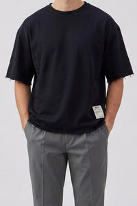Camiseta masculina azul-marinho escura, modelagem relaxada, barra desfiada, gola redonda, em mistura de algodão.