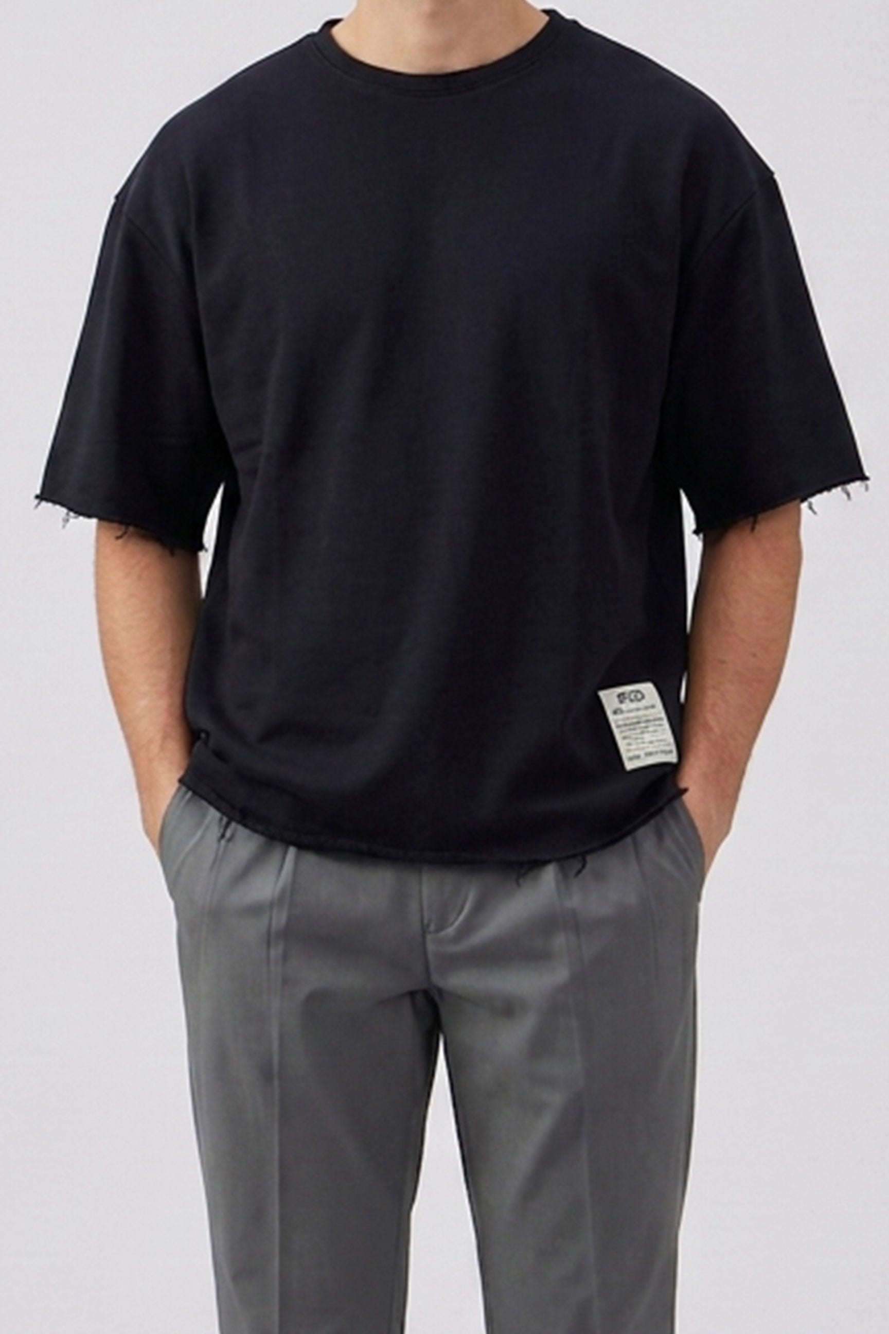 Camiseta masculina azul-marinho escura, modelagem relaxada, barra desfiada, gola redonda, em mistura de algodão.