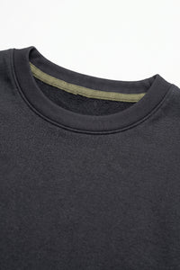 Camiseta masculina azul-marinho escura, modelagem relaxada, barra desfiada, gola redonda, em mistura de algodão.
