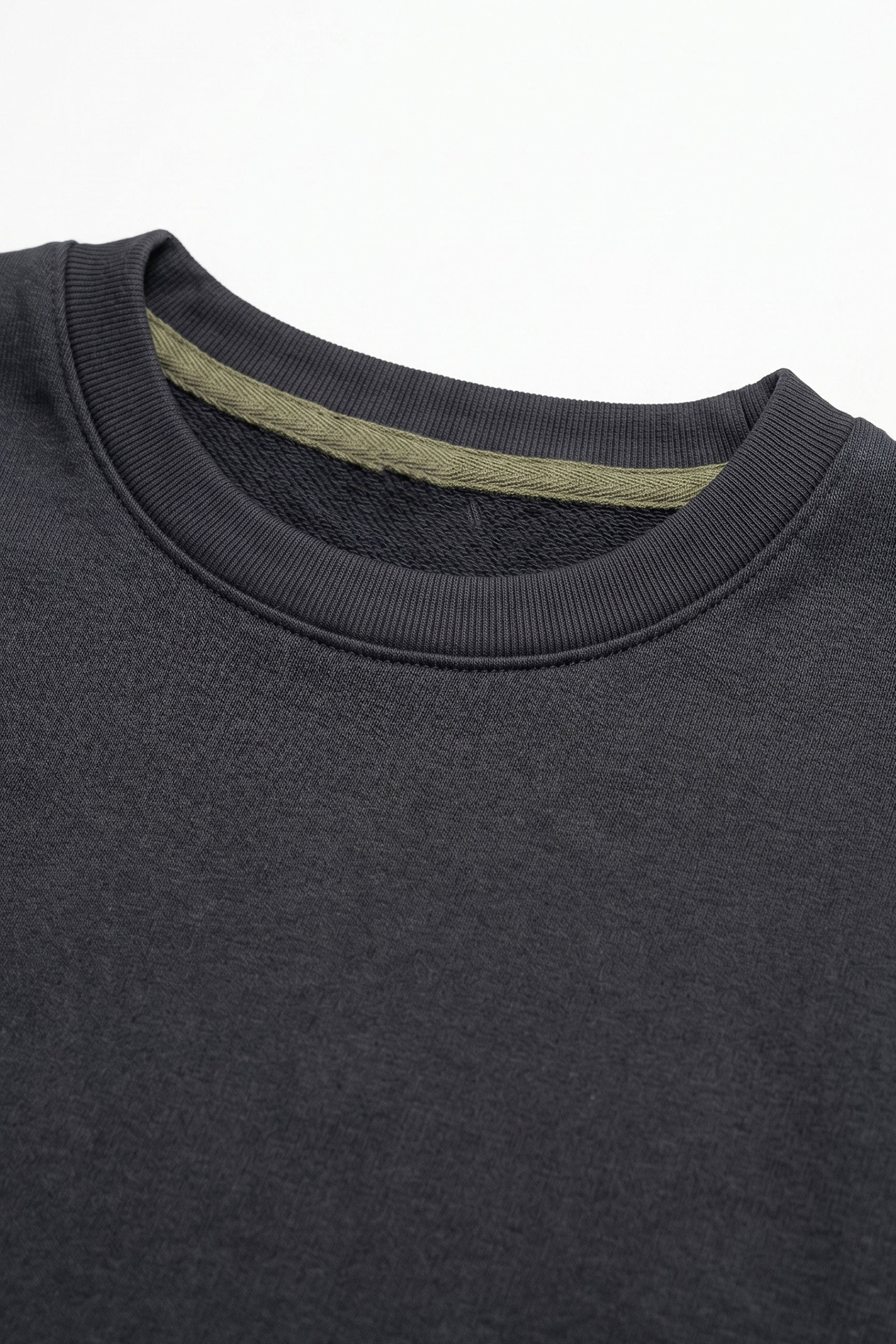 Camiseta masculina azul-marinho escura, modelagem relaxada, barra desfiada, gola redonda, em mistura de algodão.