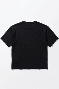 Camiseta masculina azul-marinho escura, modelagem relaxada, barra desfiada, gola redonda, em mistura de algodão.