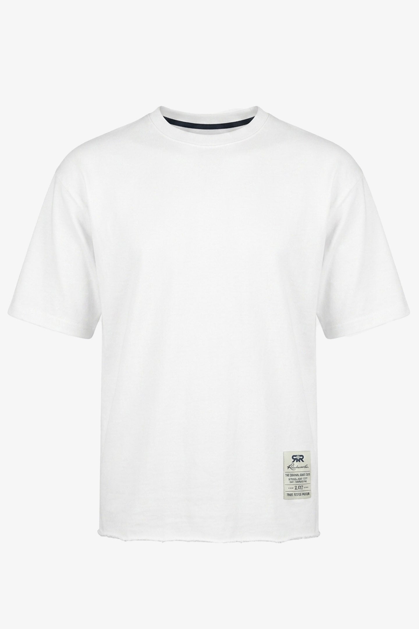 Camiseta masculina branca de corte relaxado com barra desfiada e gola redonda em mistura de algodão.