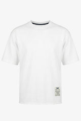 Camiseta masculina branca de corte relaxado com barra desfiada e gola redonda em mistura de algodão.