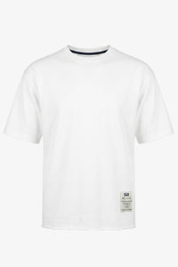 Camiseta masculina branca de corte relaxado com barra desfiada e gola redonda em mistura de algodão.