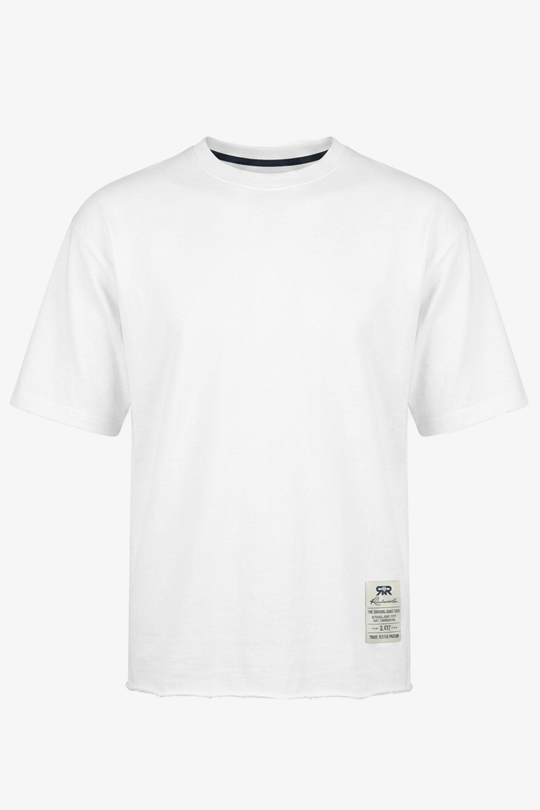Camiseta masculina branca de corte relaxado com barra desfiada e gola redonda em mistura de algodão.