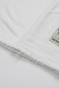 Camiseta masculina branca de corte relaxado com barra desfiada e gola redonda em mistura de algodão.