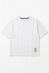 Camiseta masculina branca de corte relaxado com barra desfiada e gola redonda em mistura de algodão.