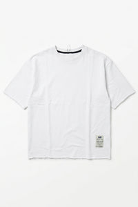Camiseta masculina branca de corte relaxado com barra desfiada e gola redonda em mistura de algodão.