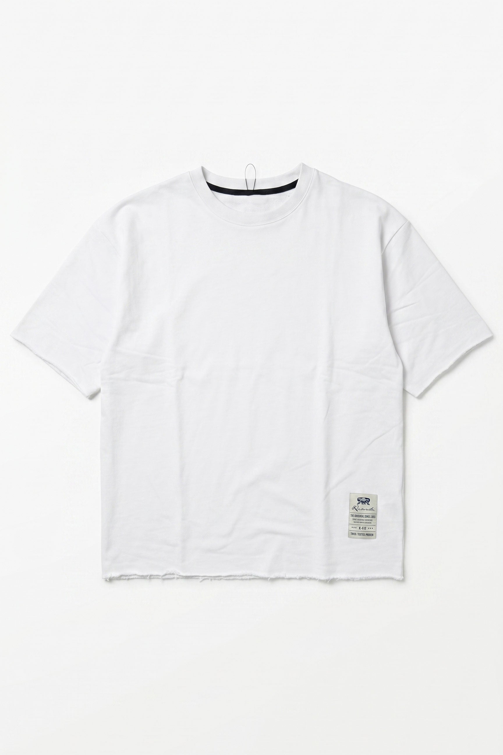 Camiseta masculina branca de corte relaxado com barra desfiada e gola redonda em mistura de algodão.