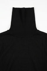 Suéter masculino preto de gola alta, em malha de viscose macia, manga comprida.