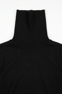 Suéter masculino preto de gola alta, em malha de viscose macia, manga comprida.