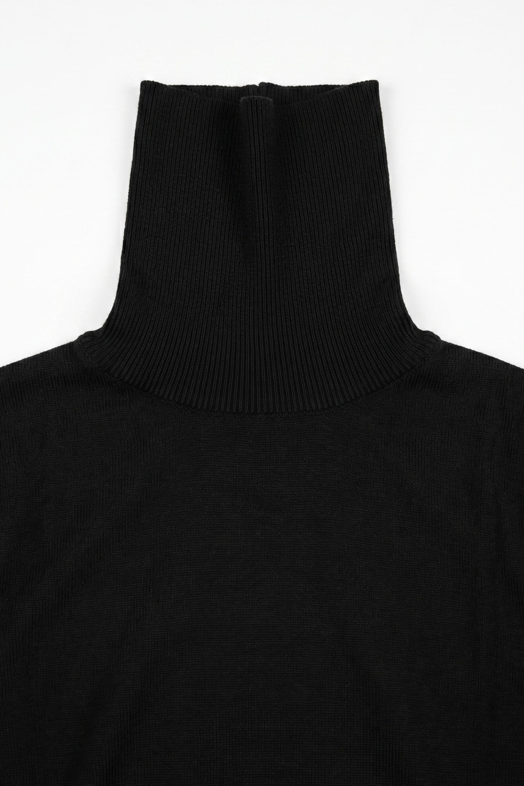 Suéter masculino preto de gola alta, em malha de viscose macia, manga comprida.