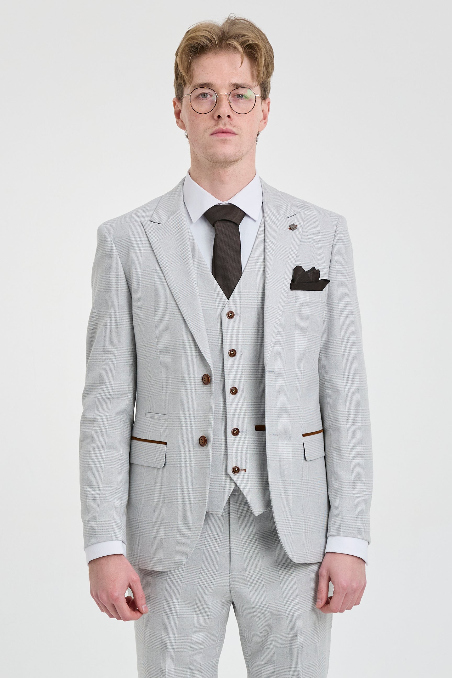 Terno masculino Mark cinza-pedra de 3 peças com estampa xadrez em tweed e detalhes em marrom, ideal para casamentos e formaturas.