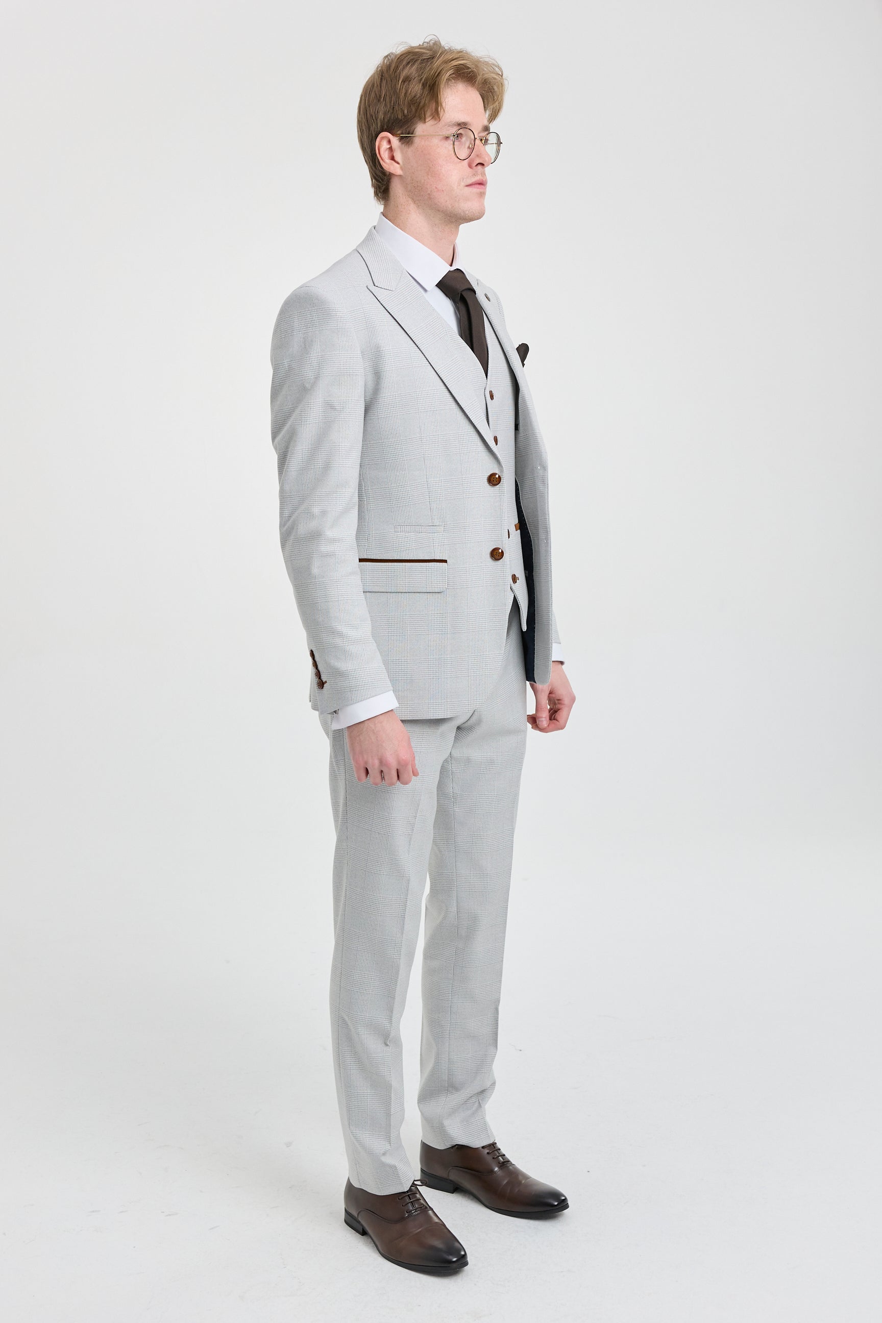 Terno masculino Mark cinza-pedra de 3 peças com estampa xadrez em tweed e detalhes em marrom, ideal para casamentos e formaturas.