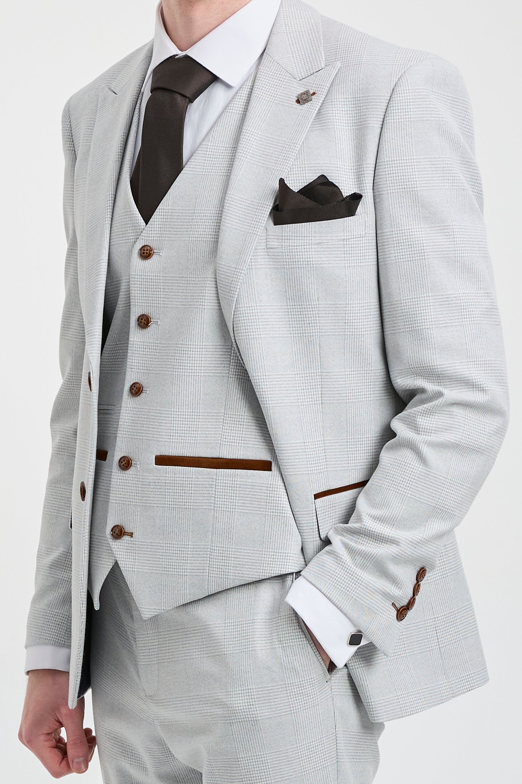Terno masculino Mark cinza-pedra de 3 peças com estampa xadrez em tweed e detalhes em marrom, ideal para casamentos e formaturas.