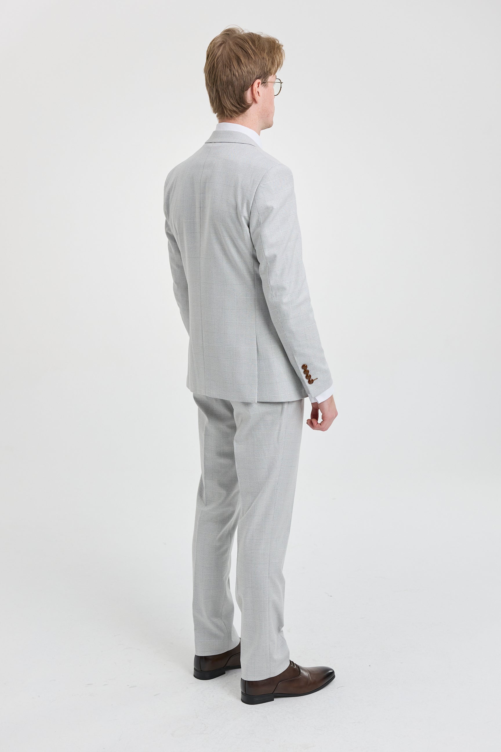 Terno masculino Mark cinza-pedra de 3 peças com estampa xadrez em tweed e detalhes em marrom, ideal para casamentos e formaturas.
