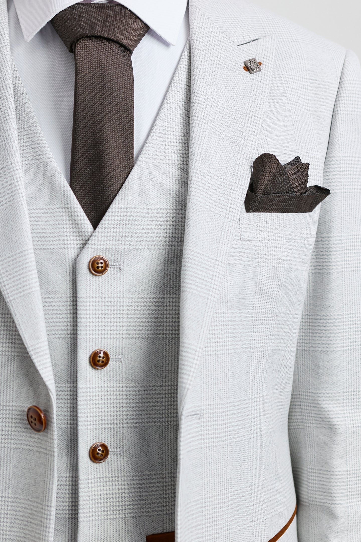 Terno masculino Mark cinza-pedra de 3 peças com estampa xadrez em tweed e detalhes em marrom, ideal para casamentos e formaturas.