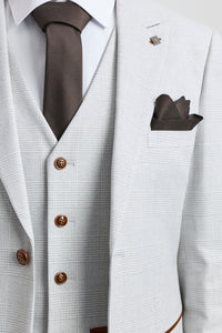 Terno masculino Mark cinza-pedra de 3 peças com estampa xadrez em tweed e detalhes em marrom, ideal para casamentos e formaturas.