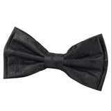 Conjunto de presente masculino com gravata borboleta preta, lenço de bolso e abotoaduras.