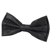 Conjunto de presente masculino com gravata borboleta preta, lenço de bolso e abotoaduras.