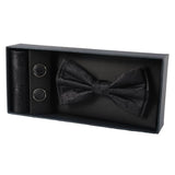 Conjunto de presente masculino com gravata borboleta preta, lenço de bolso e abotoaduras.