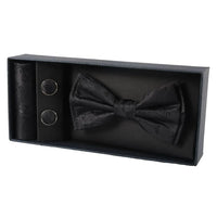 Conjunto de presente masculino com gravata borboleta preta, lenço de bolso e abotoaduras.