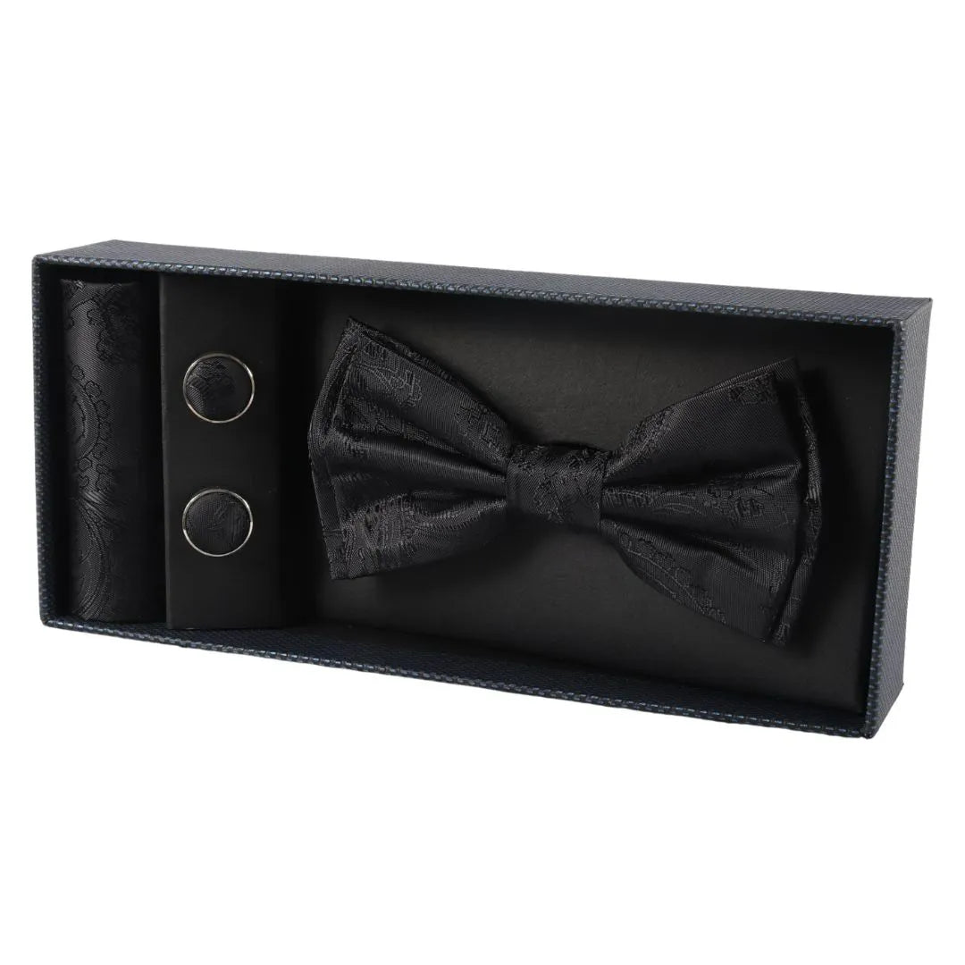 Conjunto de presente masculino com gravata borboleta preta, lenço de bolso e abotoaduras.