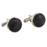 Conjunto de presente masculino com gravata borboleta preta, lenço de bolso e abotoaduras.