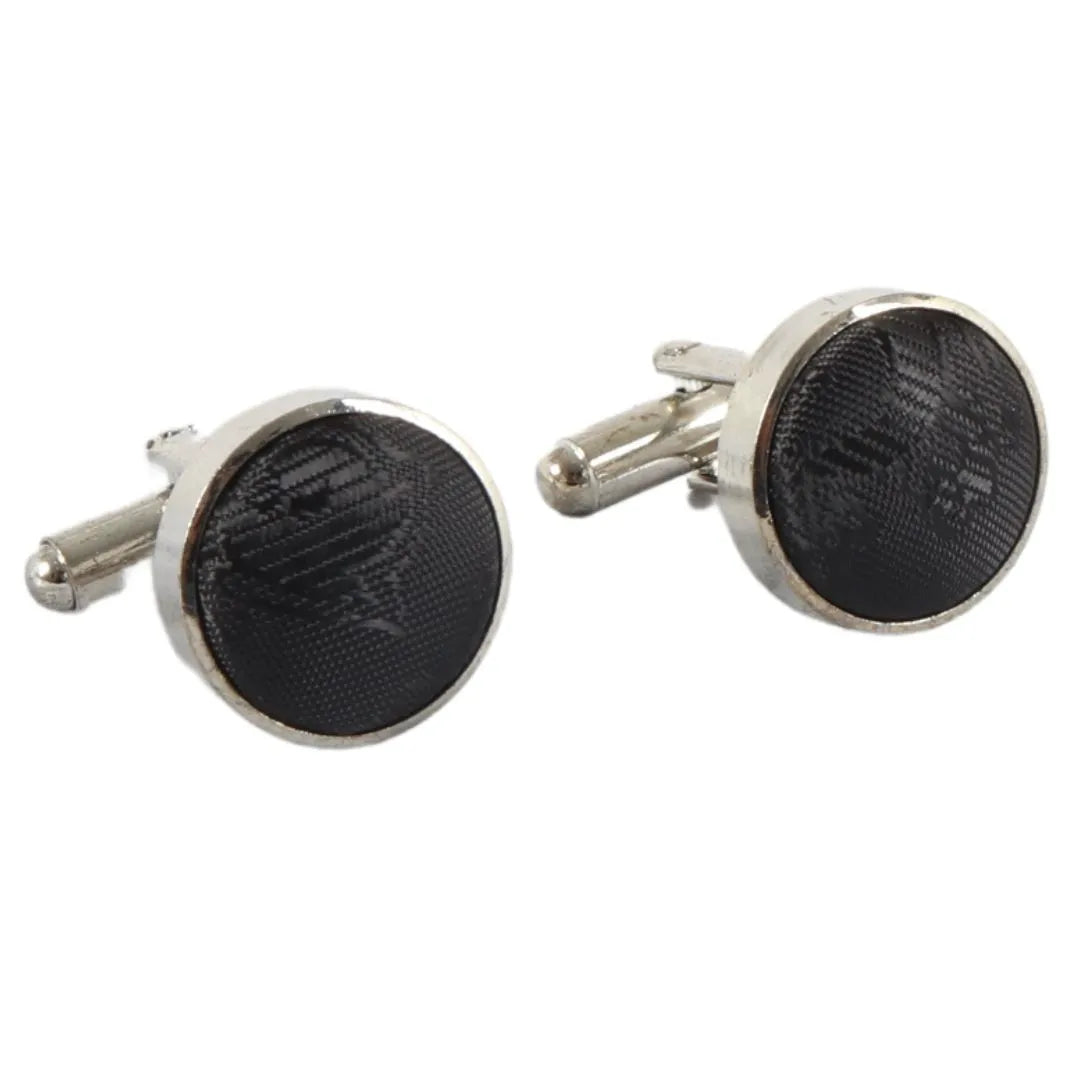 Conjunto de presente masculino com gravata borboleta preta, lenço de bolso e abotoaduras.