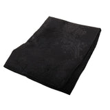 Conjunto de presente masculino com gravata borboleta preta, lenço de bolso e abotoaduras.