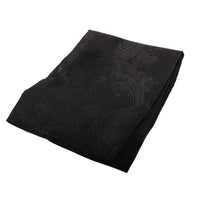 Conjunto de presente masculino com gravata borboleta preta, lenço de bolso e abotoaduras.