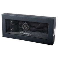 Conjunto de presente masculino com gravata borboleta preta, lenço de bolso e abotoaduras.