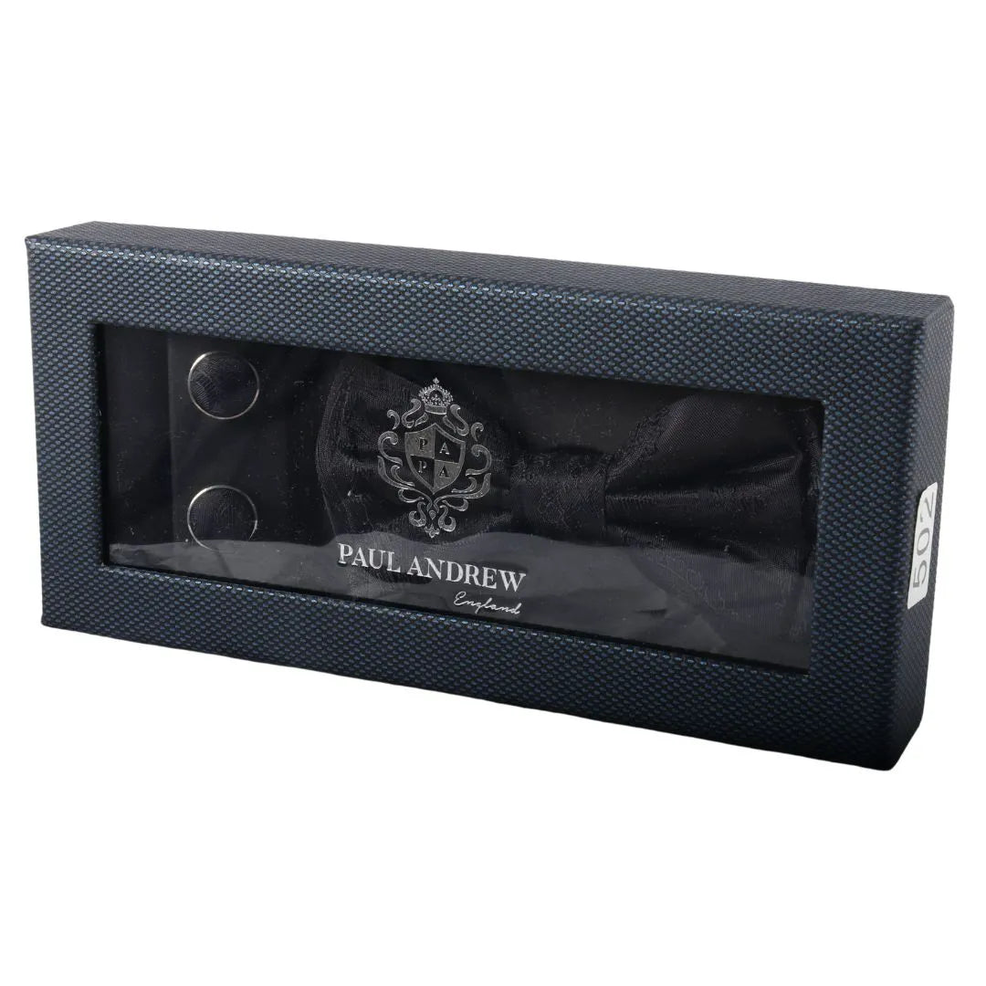 Conjunto de presente masculino com gravata borboleta preta, lenço de bolso e abotoaduras.