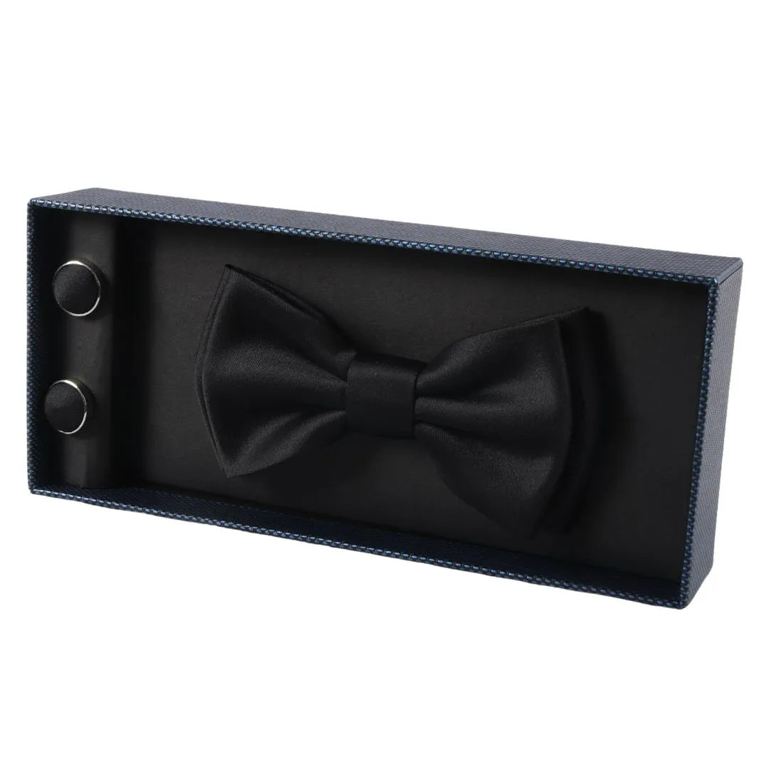 Conjunto de presente masculino com gravata borboleta, lenço de bolso e abotoaduras na cor preta.